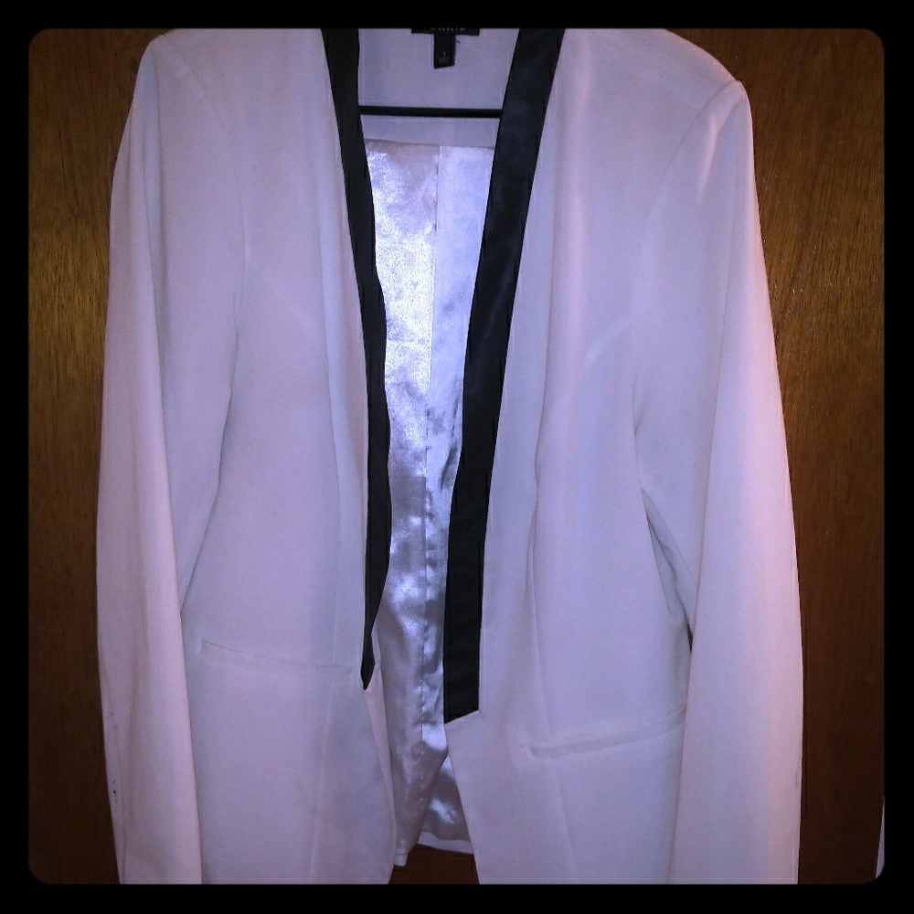 WHITE BLAZER